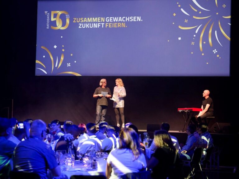 Zusammen gewachsen. Zukunft feiern. Über 800 Mitarbeiter*innen von allen Ratiodata Standorten waren in der Halle Münsterland, um das 50-jährige Firmenjubiläum zu feiern.